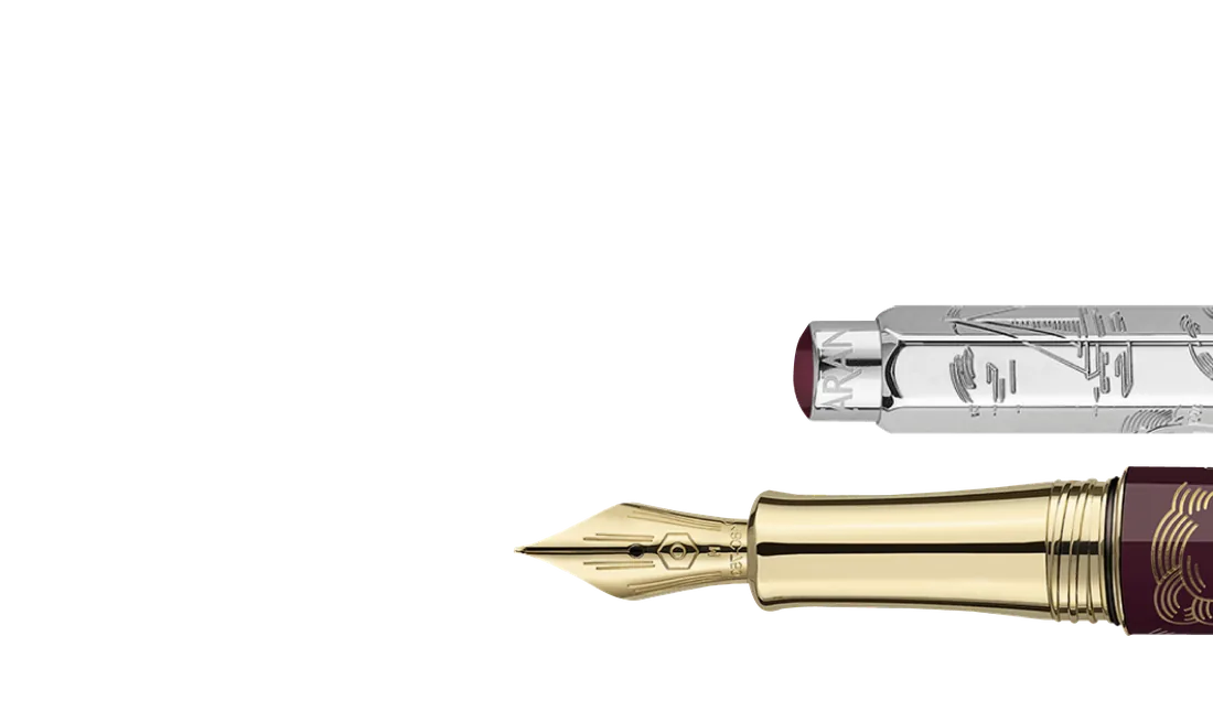 Capuchon en métal gravé et section dorée d’un stylo plume