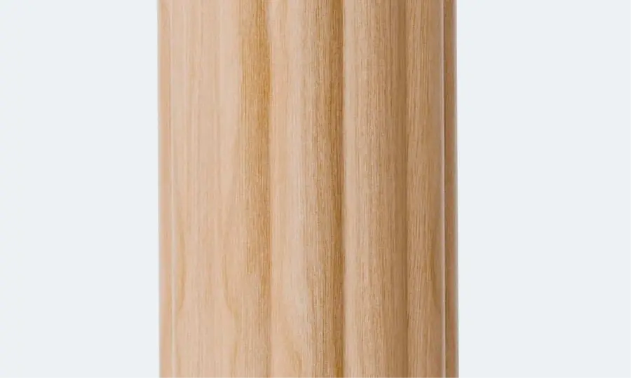 Corps en bois clair cannelé