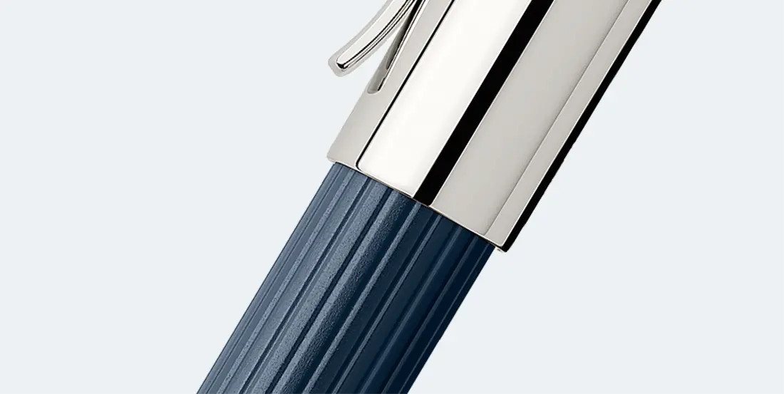 Capuchon argenté et corps bleu cannelé d’un stylo plume classique