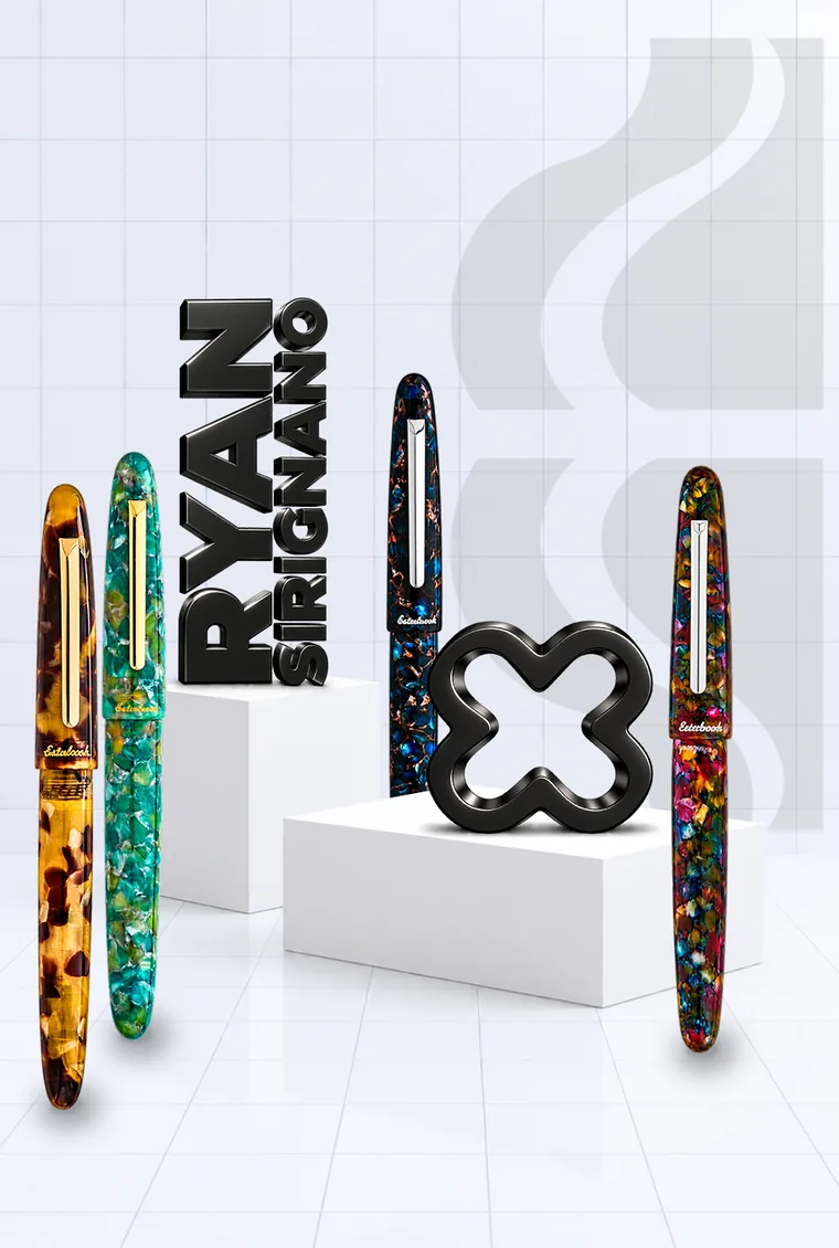 Stylos plume Esterbrook en résine ambre, verte, bleue et multicolore à côté du nom Ryan Sirignano, sur des socles blancs
