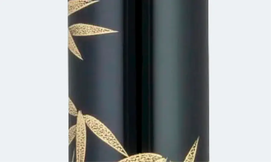 Laque Urushi noire ornée de feuilles de bambou dorées