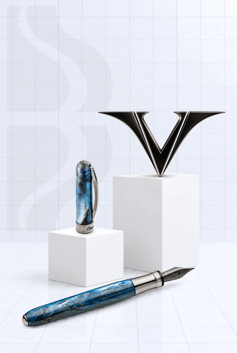 Stylo plume Visconti en résine bleue et son capuchon sur des socles blancs, avec le V de Visconti