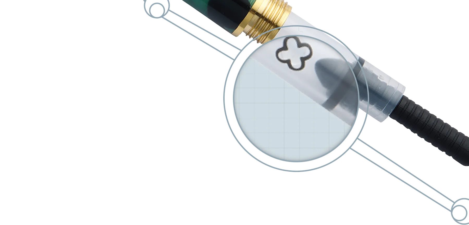 Convertisseur transparent d’un stylo plume Esterbrook sous une loupe