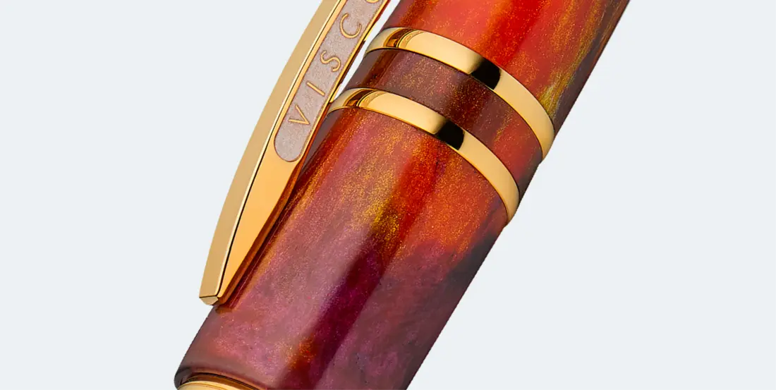 Stylo plume Visconti en résine rouge marbrée avec clip doré